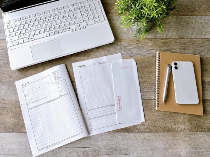 履歴書を書く準備をした机の上