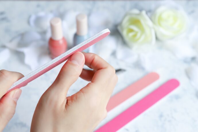 ヤスリで爪を削る様子