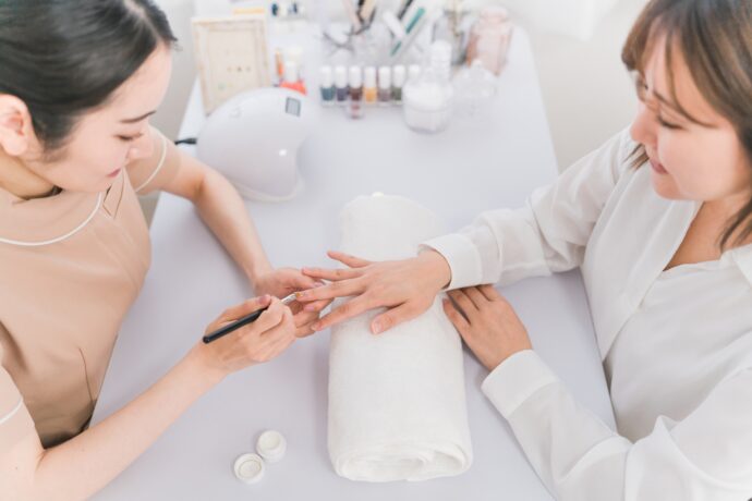 ネイルサロンでネイルをする様子