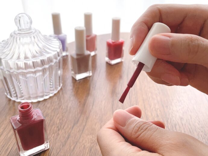 セルフネイルをしている手元の様子