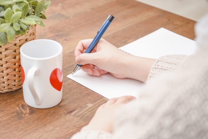 ノートに字を書く様子