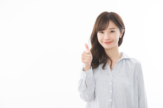 右手でグッドする女性