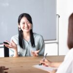 面接を受ける笑顔の女性