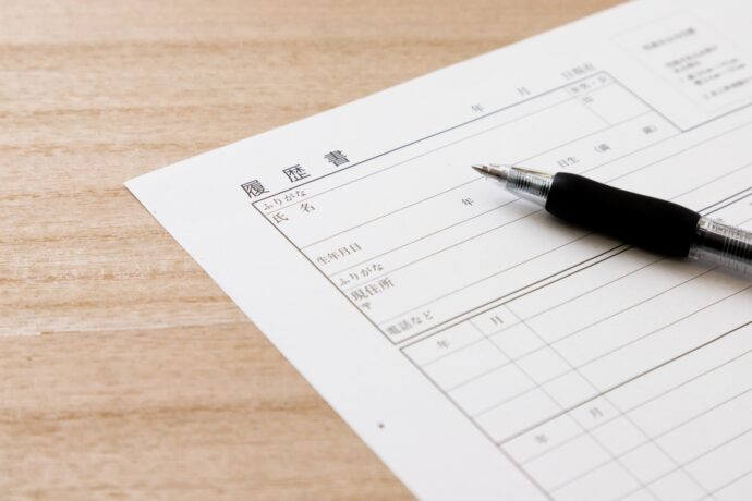 履歴書とボールペンのアップ