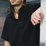 メンズネイルにおすすめなデザイン、ネイルケア方法、ネイルサロンの行き方など、メンズネイルの基本を解説する記事のサムネイル