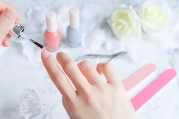 ネイルプライマーを塗布している手元のアップ