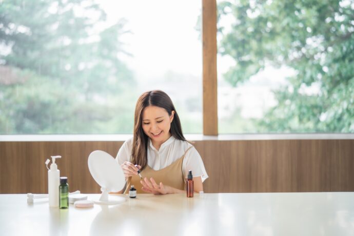 セルフネイル中の女性