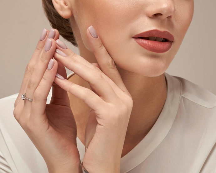 ワンカラーネイルを楽しむ女性