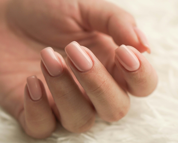 ヌーディーカラーのピンクベージュワンカラーネイル