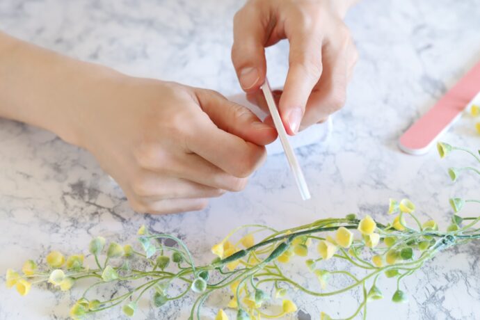 エメリーボードで爪を削っている様子