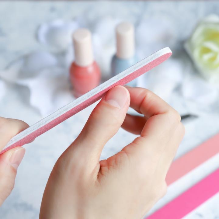 もしかして爪が曲がってる？曲がって伸びる原因から正しい削り方まで徹底解説！