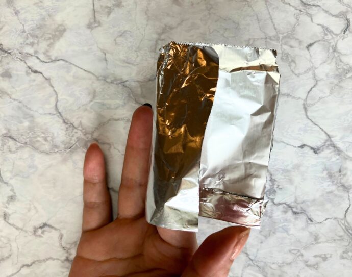 ジェルネイルオフのためにアルミホイルを巻いている様子