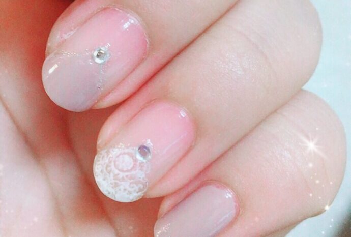 手描きのレースアートをした指先