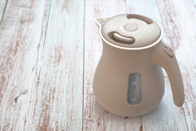 床に置いてあるケトル湯沸かし器