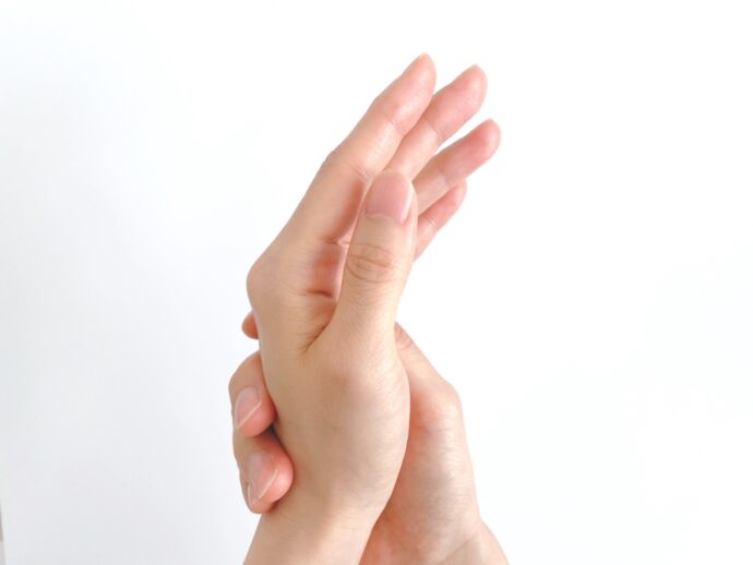 短い爪の女性の手