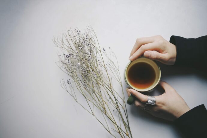 コーヒーを持った手元の様子