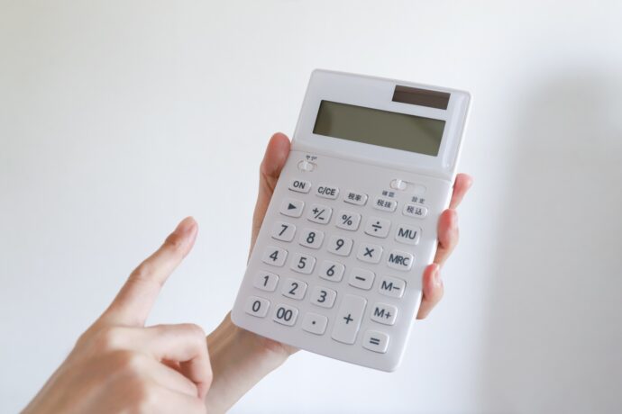 電卓を使おうとしている手元