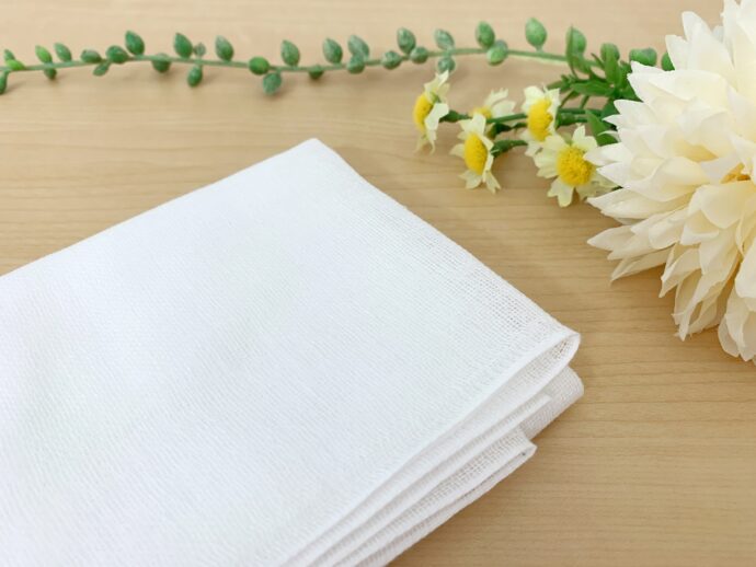 机の上のガーゼと植物