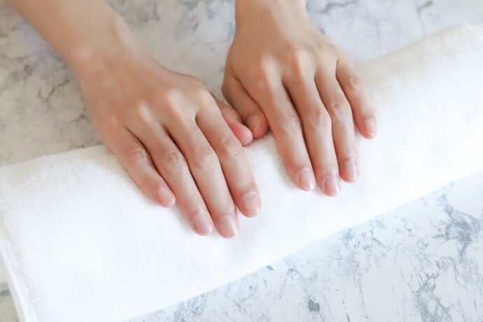 ネイルケアが終わった女性の手