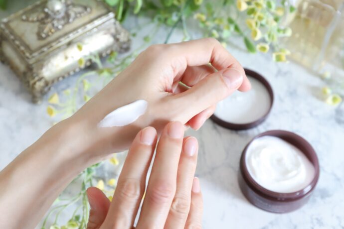 ハンドクリームを手に塗る様子