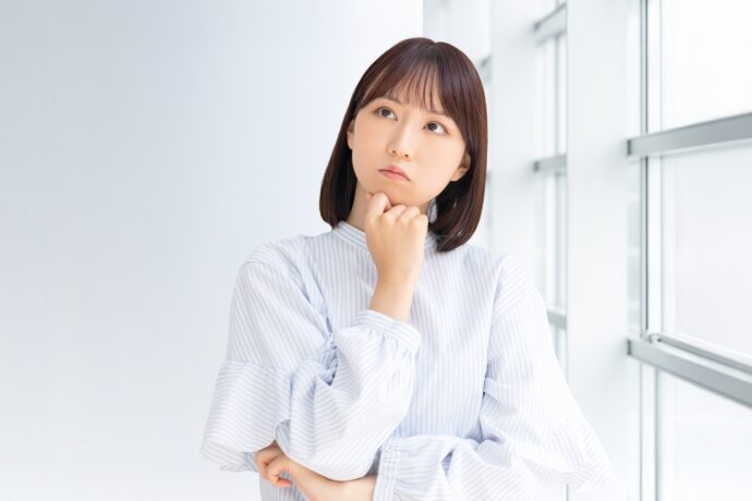 疑問に思っている女性の様子