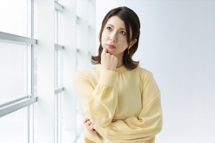 問に思っている女性