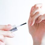 ベースコートを塗っている手元のアップ