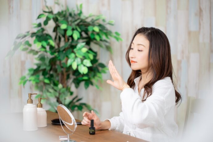 セルフネイル中の女性の様子