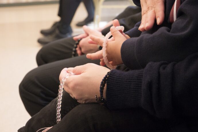 葬儀に参列している人々の手元のアップ