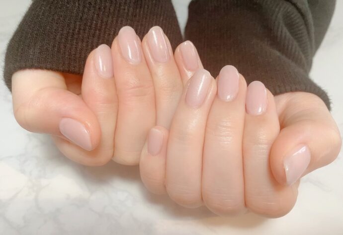 シアーベージュのナチュラルなネイル