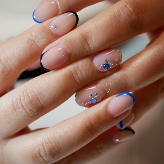 青と黒のカラフルフレンチネイル