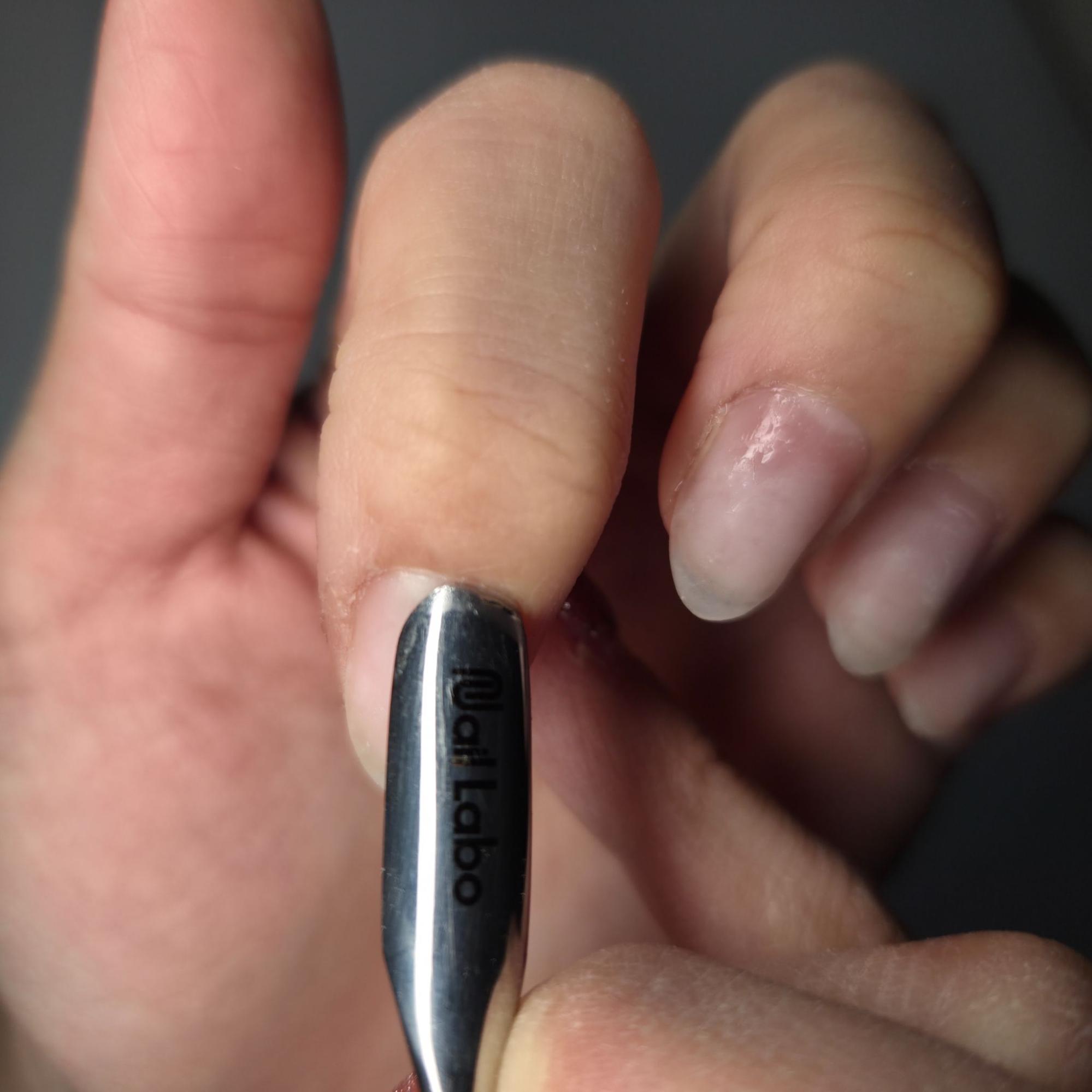 プッシャーで甘皮を押し上げる様子