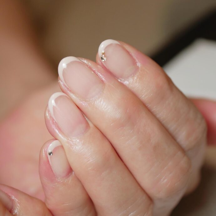 白のフレンチネイル