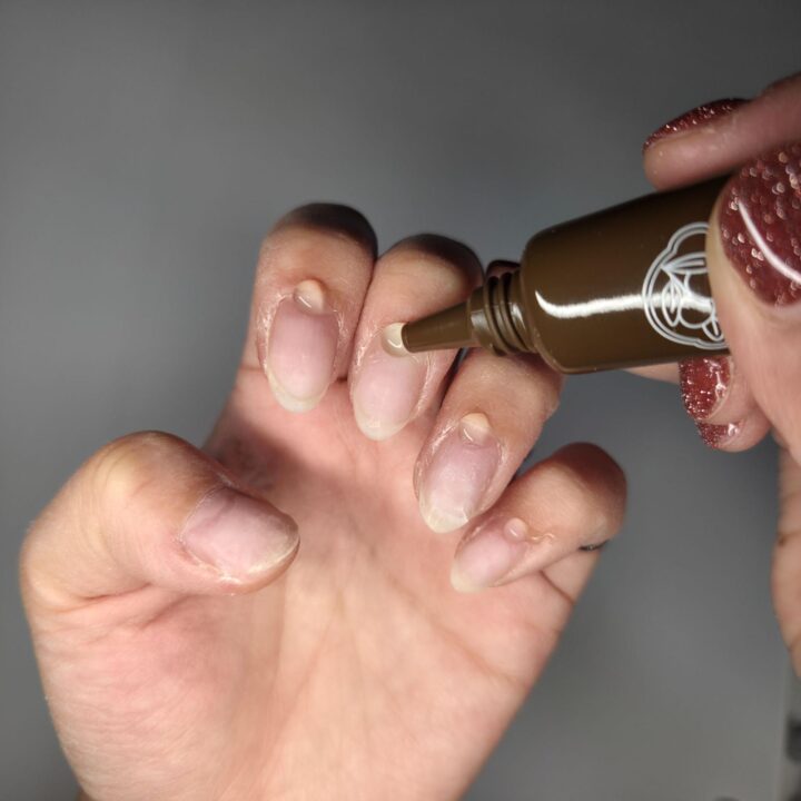 キューティクルリムーバーは必要か？役割と正しい使い方・注意点を解説