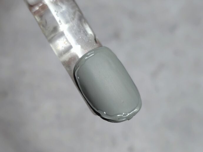 クリアのアイシングジェルで囲みラインを描く