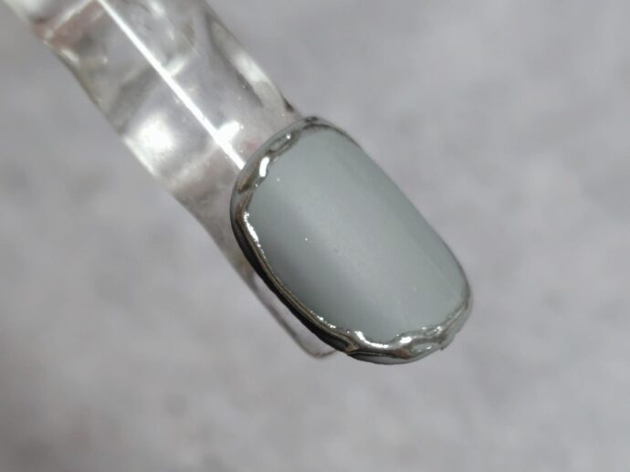 ダストブラシでミラーパウダーをはらうと綺麗になる