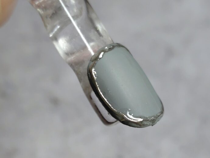 ミラーの囲みだけトップジェルを塗ることでコーティングができる