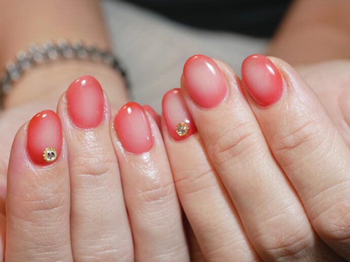 赤のカラー囲みネイルデザイン