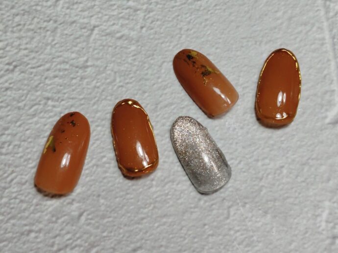 ミラーラインの囲みネイルデザイン