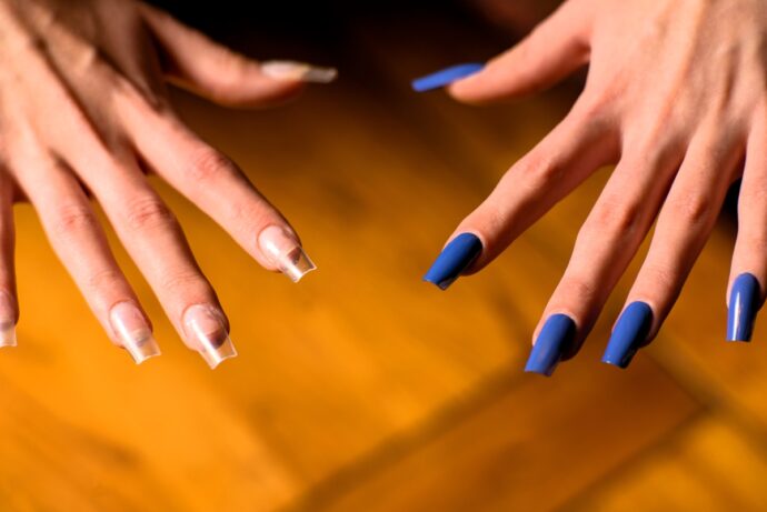 長さ出しをしたクリアのネイルとブルーのワンカラーネイルの対比