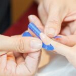 長さ出しネイルとはどんなものか、種類ややり方も含めて解説する記事のサムネイル