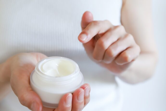 ハンドクリームを塗ろうとしている様子