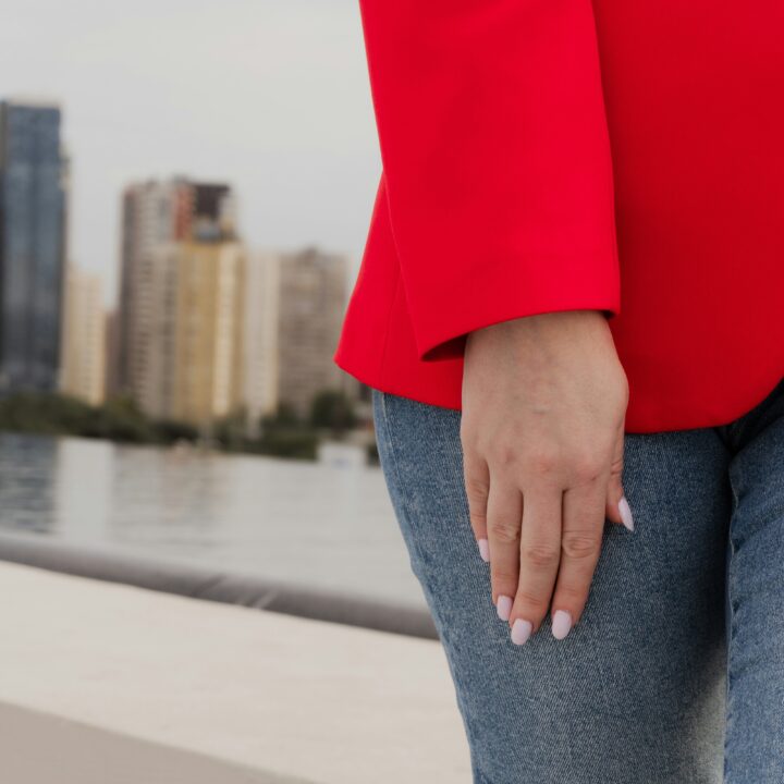 女性が爪を見るときの心理は？無意識に自分や相手の爪を見てしまう理由