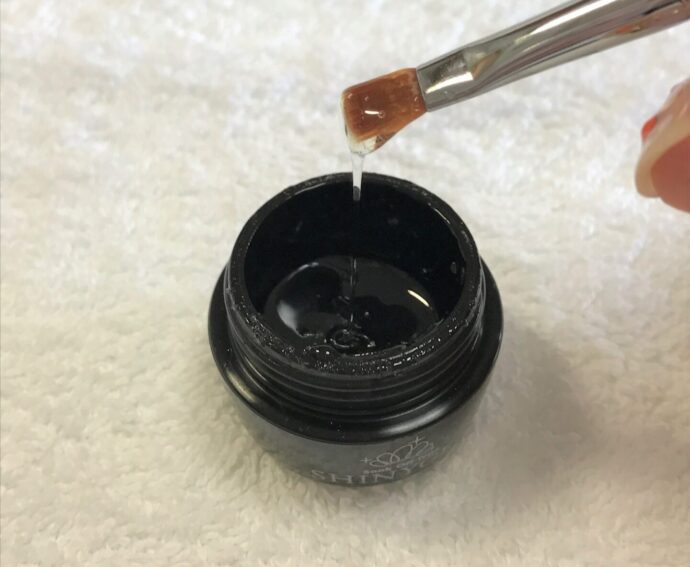 クリアジェルをブラシで取る様子
