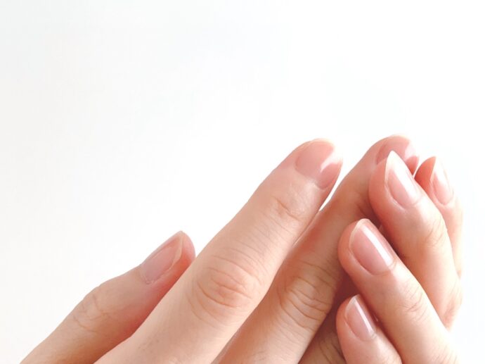 両手の指先を重ねている様子