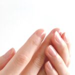 両手の指先を重ねている様子