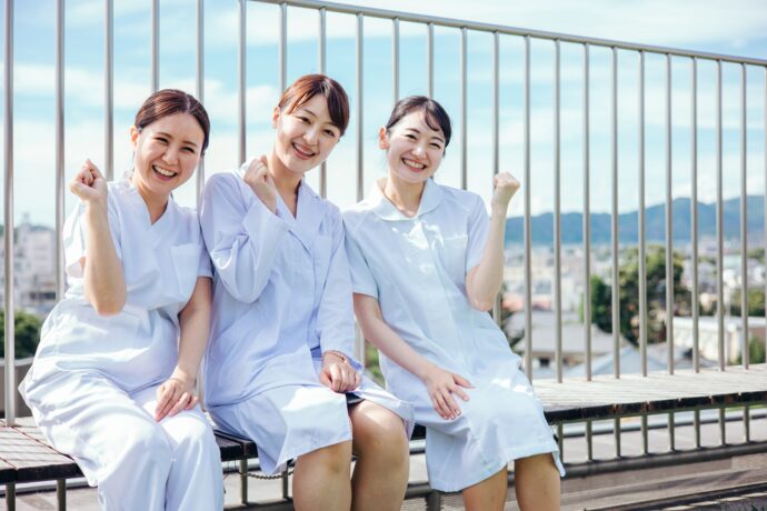 笑顔で並ぶ３人のナース