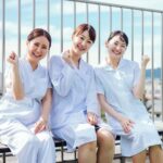 笑顔で並ぶ3人のナース