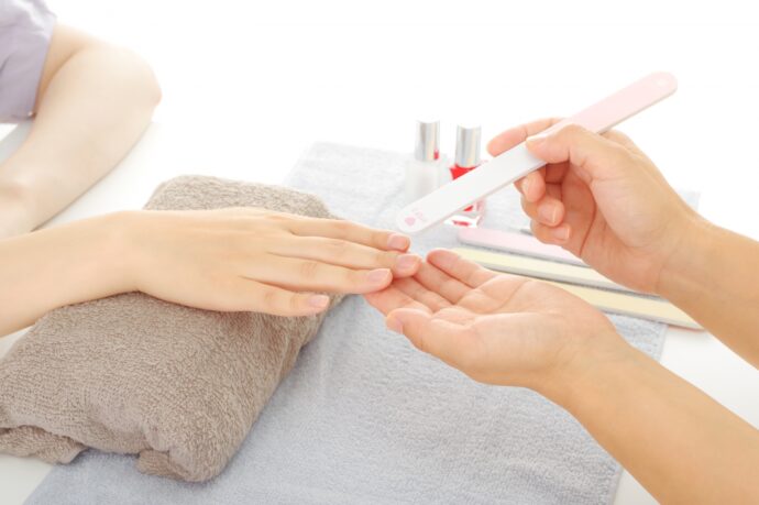 ネイルケアをしている様子