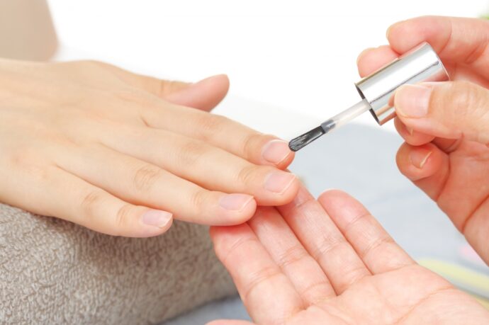 クリアネイルを塗っている様子